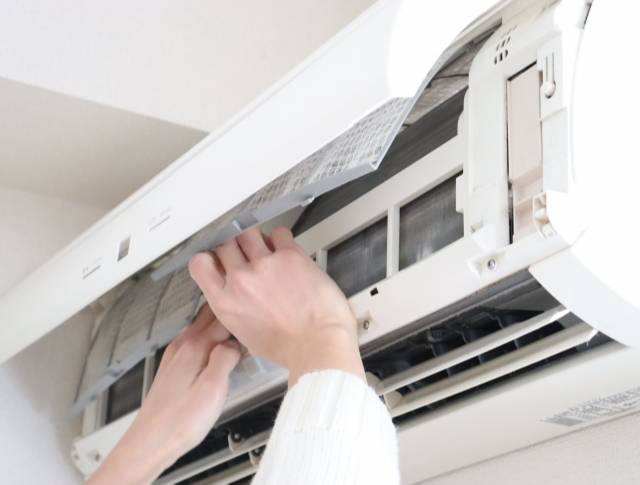 エアコンフィルターの掃除をする業者