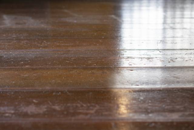 埃で汚れたフロア